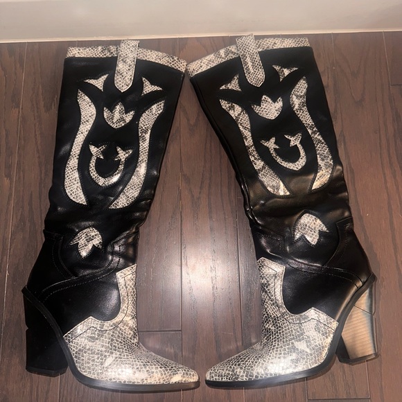 Silver/chrome and black heeled snake skin cowboy boots - Picture 2 of 7